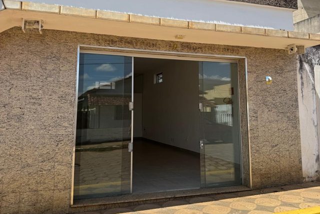 Cômodo Comercial no centro de Santana da Vargem/MG